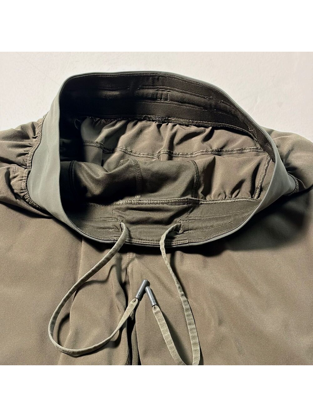 Lululemon Linerless Pace Breaker 9" Shorts Mens Medium Olive Athletic